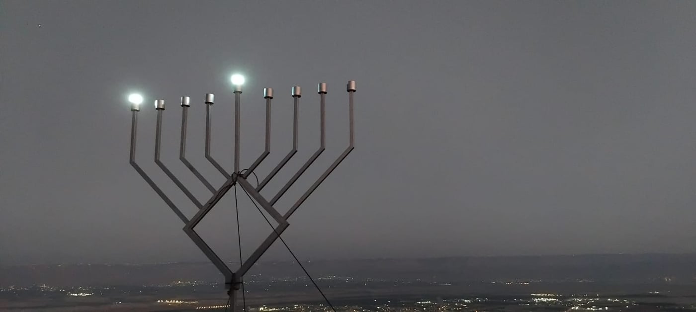 אחרי עשרות שנים: חנוכייה הודלקה במקום בו נפל שמעון החשמונאי
