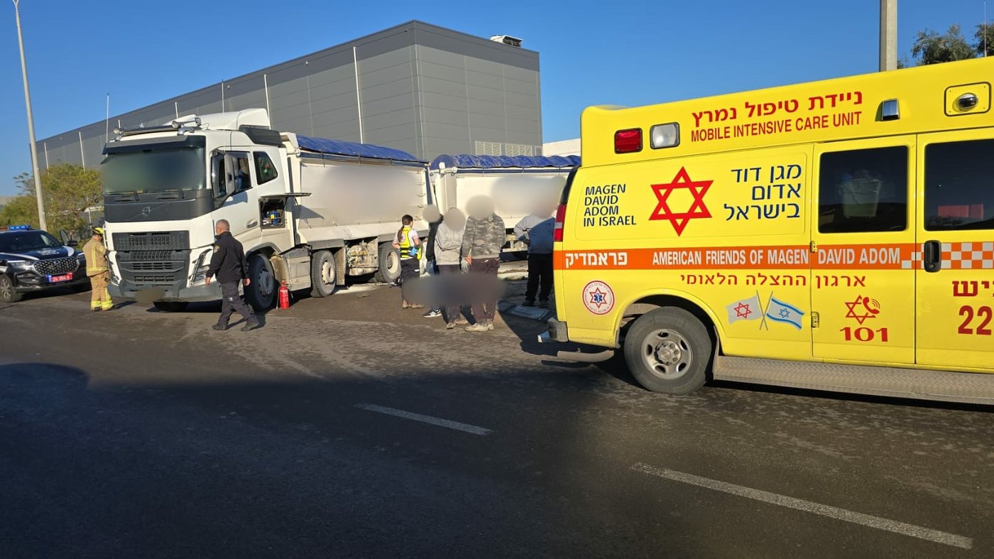 זירת התאונה בין משאית לרוכב אופנוע ביום רביעי בבוקר (תיעוד מבצעי מד"א)
