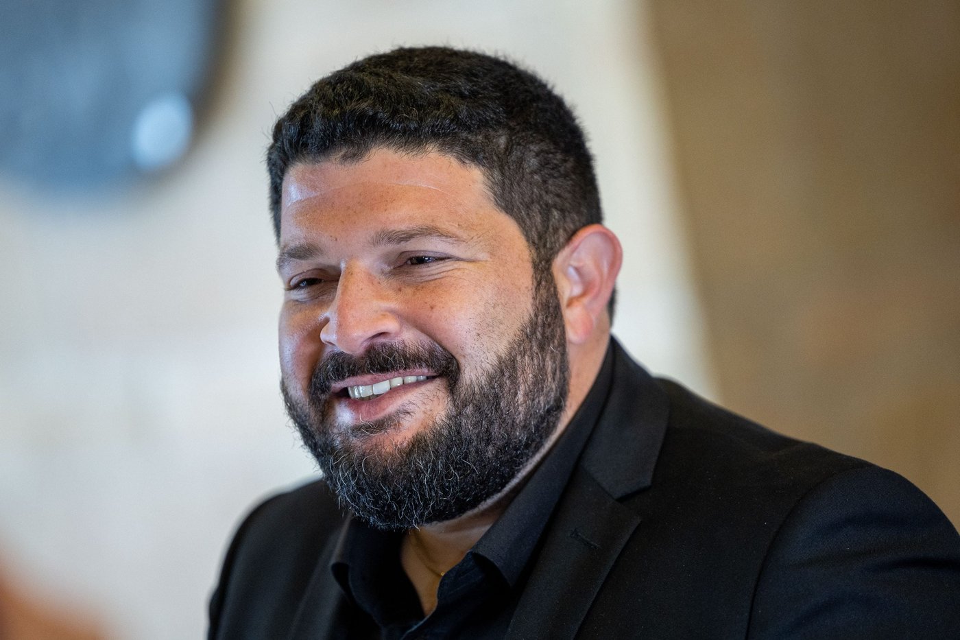 אלמוג כהן |