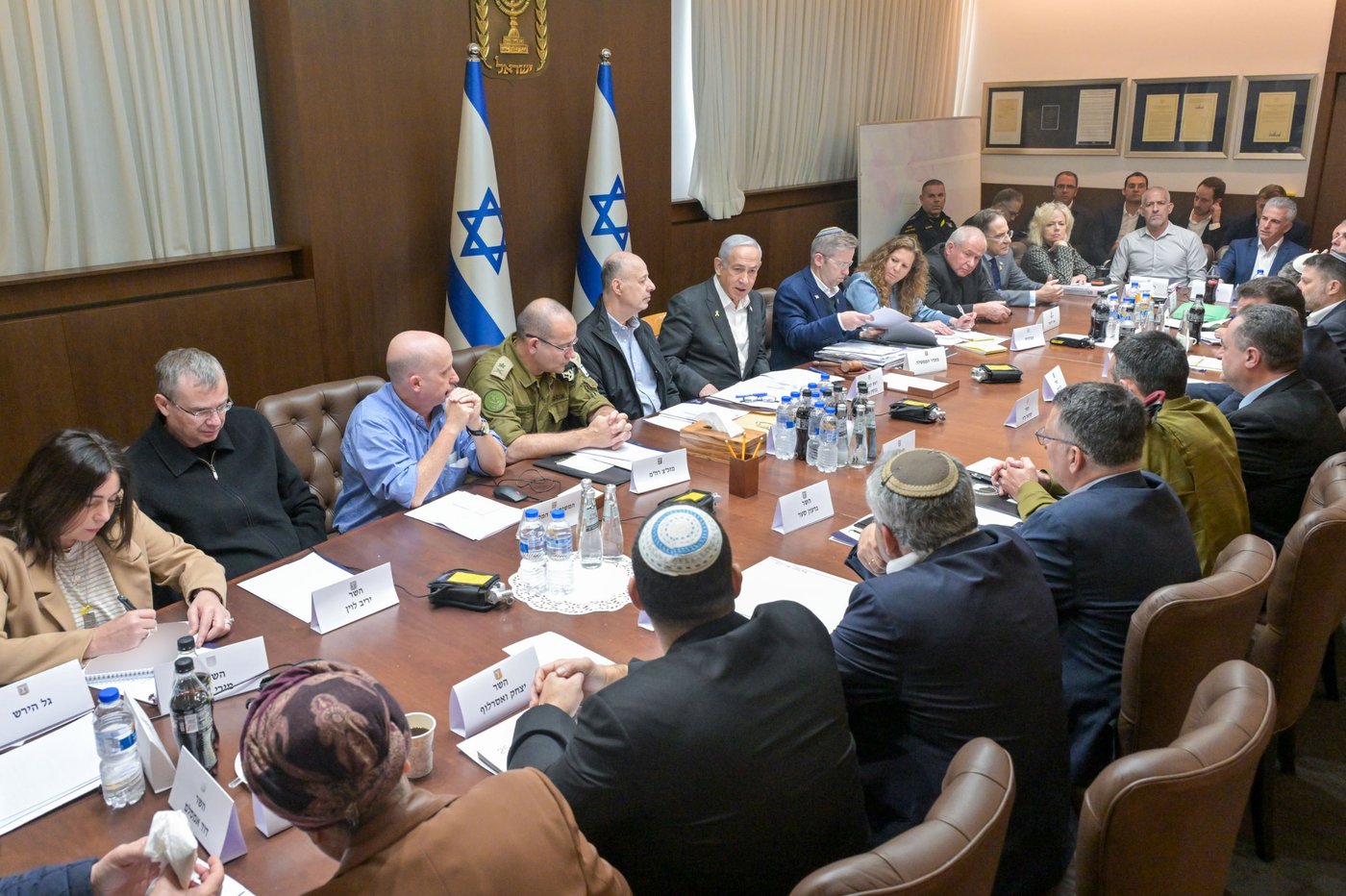 עימות חריף בקבינט: "חיילי צה"ל לא יחלקו סיוע הומניטרי"