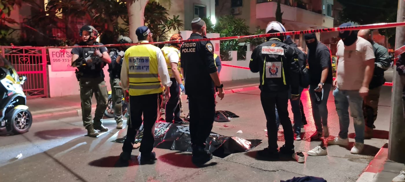 הפיגוע בתל אביב: מתנפל עם סכין ומתחיל לדקור. צפו