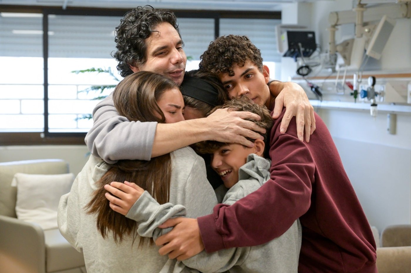 עופר קלדרון עם ילדיו