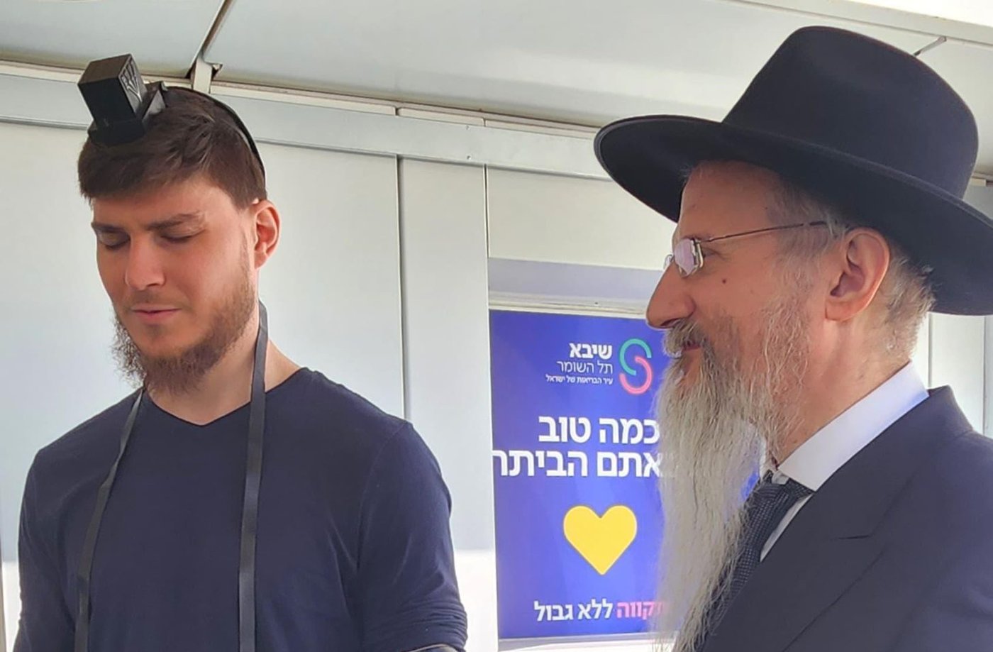 יום אחרי שחרורו מהשבי: המתנה של הרב הראשי לסשה טרופנוב