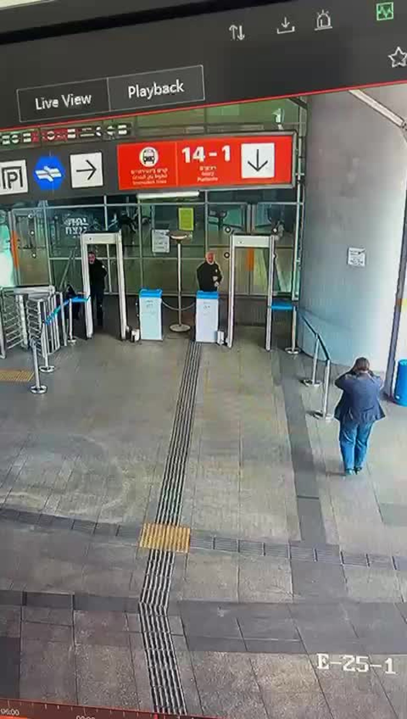 המחבל מסתער ודוקר אדם בגבו: תיעוד הפיגוע בחיפה