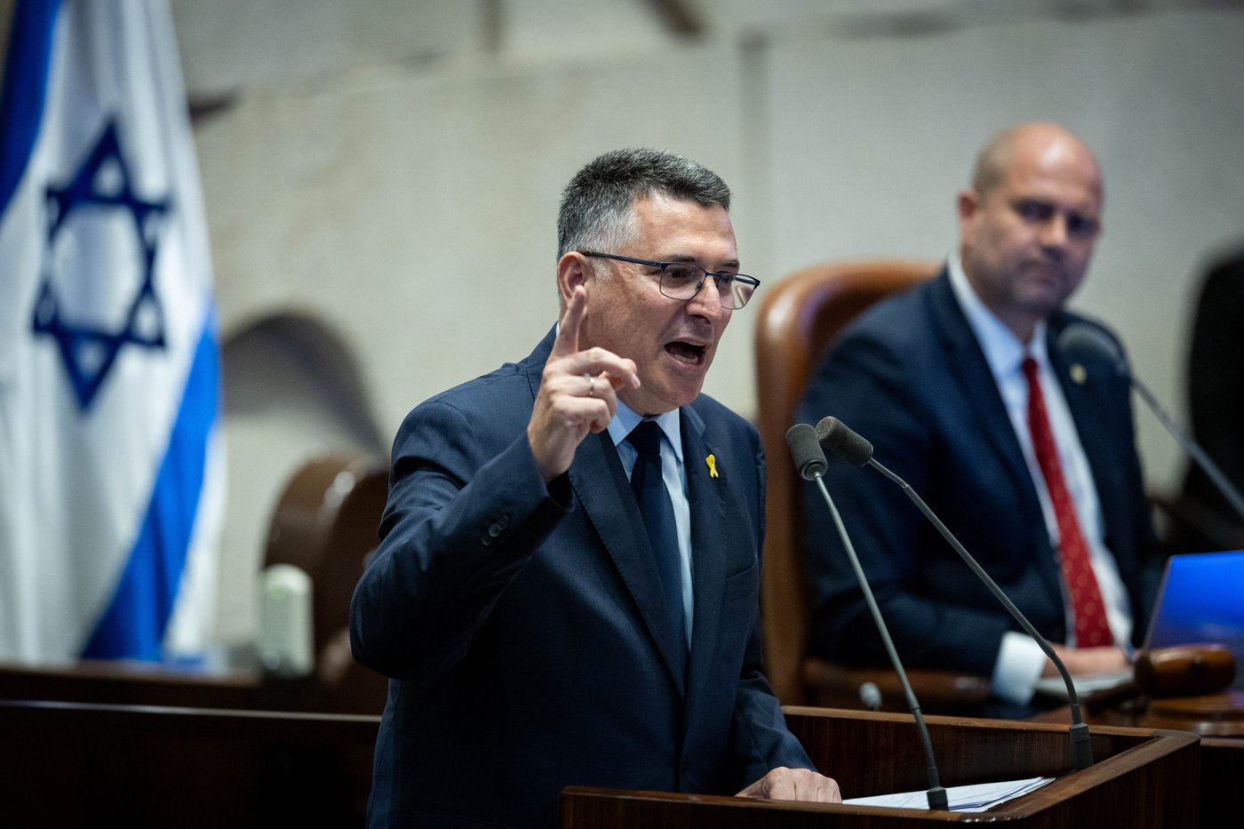סער עונה למקרון: "פרס לטרור וחיזוק חמאס"