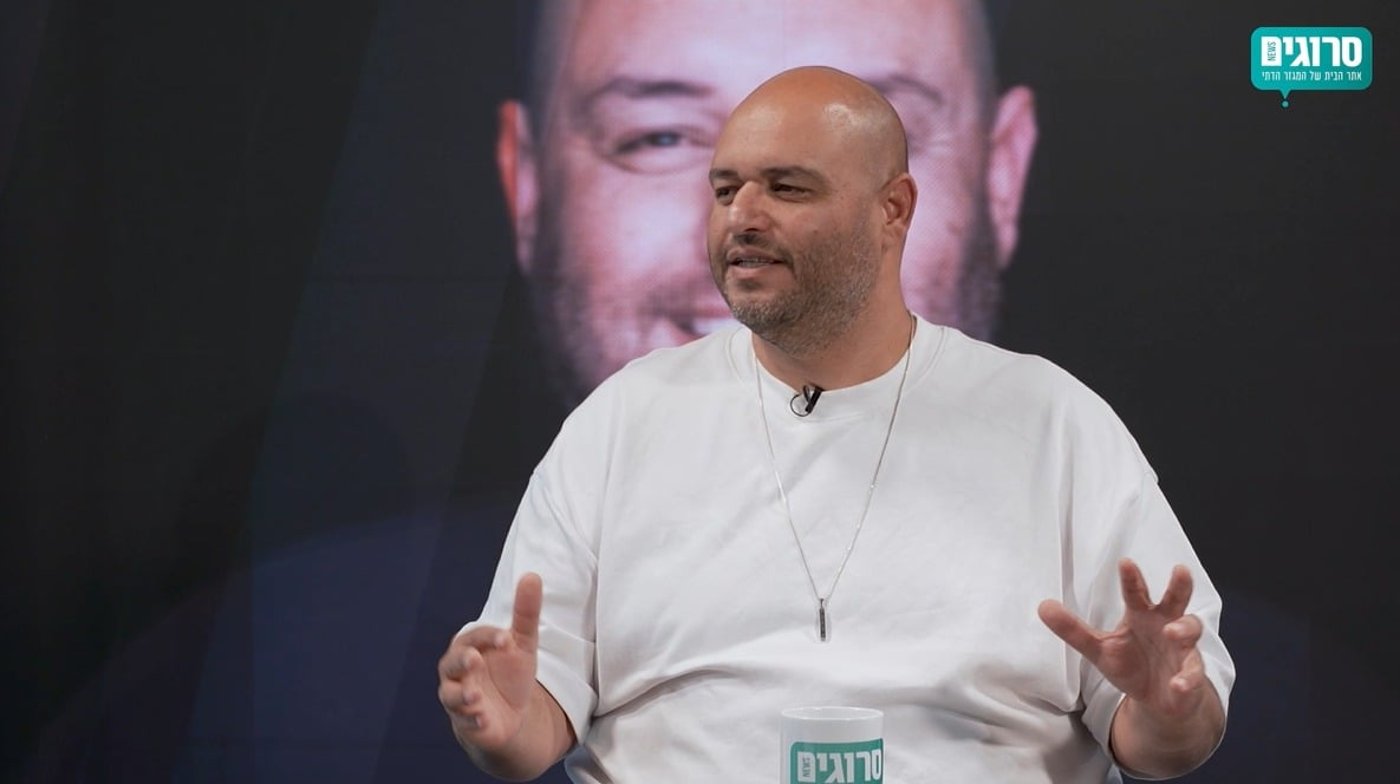 "אני לא מנגן, אני מלחין תוך כדי שאני שר": שי צברי באולפן סרוגים