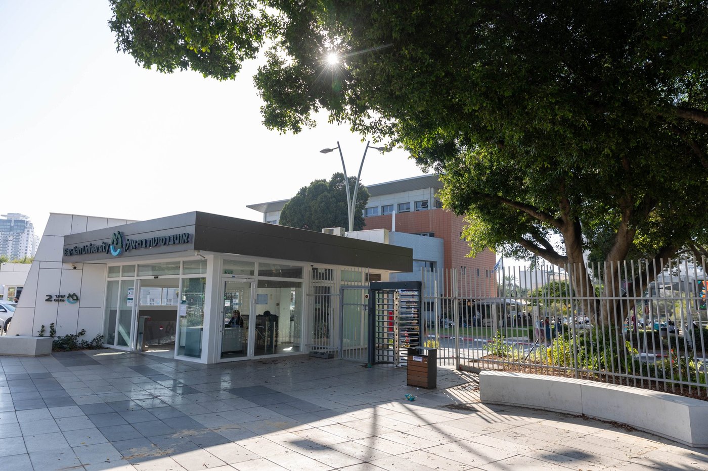 פרופ' מבר אילן: מקווה שיוטל אמברגו כלכלי שיביא לקריסת ישראל