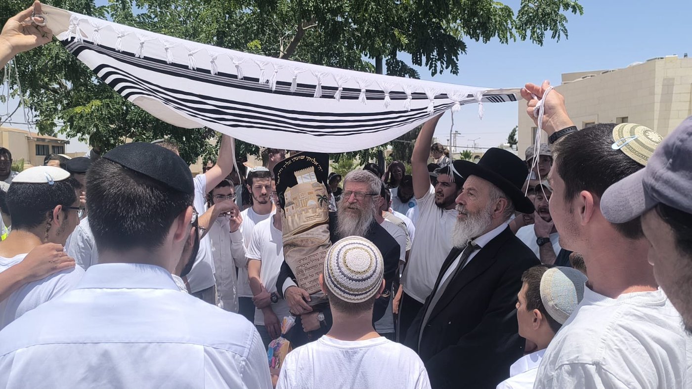 מרגש: ספר תורה הוכנס לביתו של הרב קוסטינר: "כח התורה מנצח"