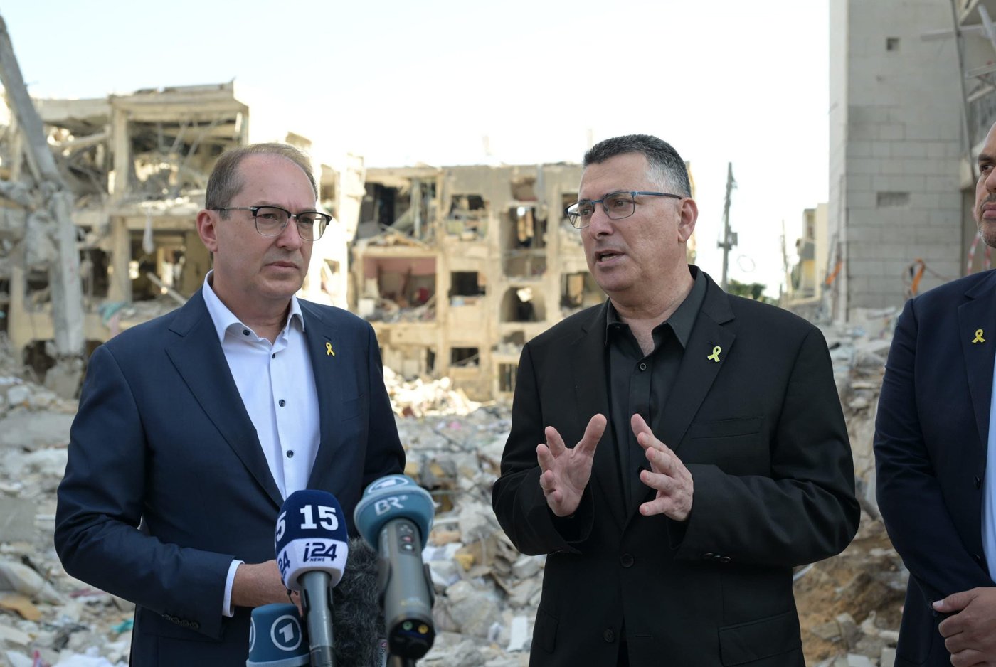 השר הגרמני בזירת הנפילה בבת ים: ״עומדים מאחורי הפעולות של ישראל באיראן״