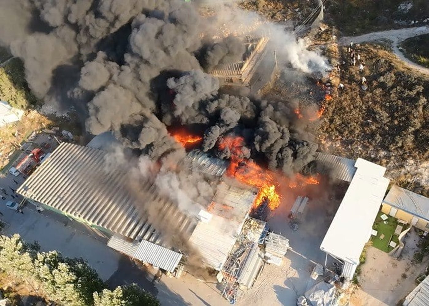 שריפה פרצה ביישוב יצהר, עשרות צוותי כיבוי פועלים במקום