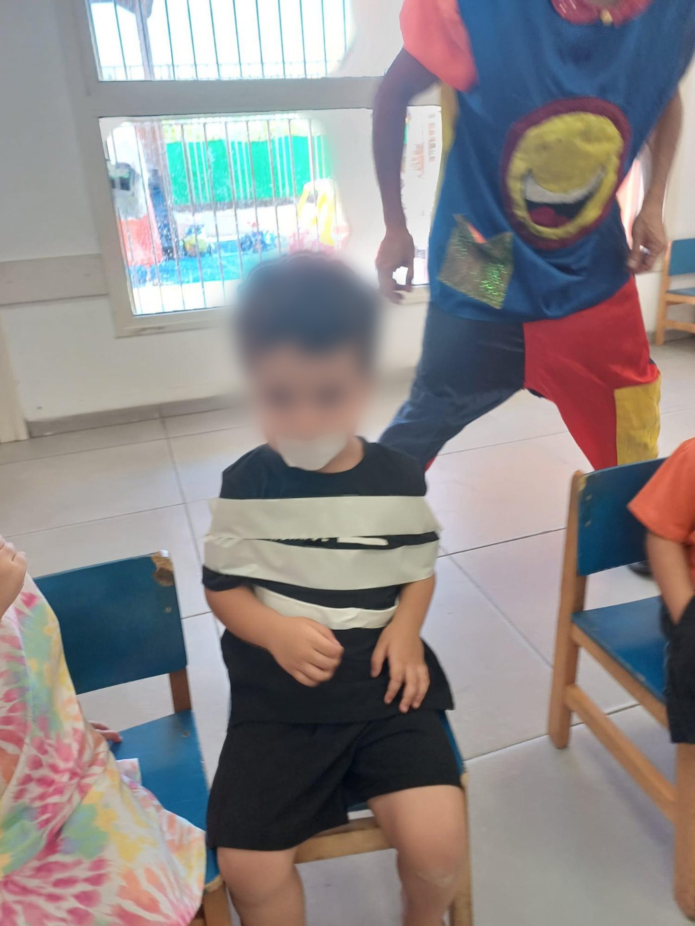 הליצן קשר את הילד לכיסא: אמא הגישה תלונה במשטרה לאחר מעשה מזעזע בגן ילדים