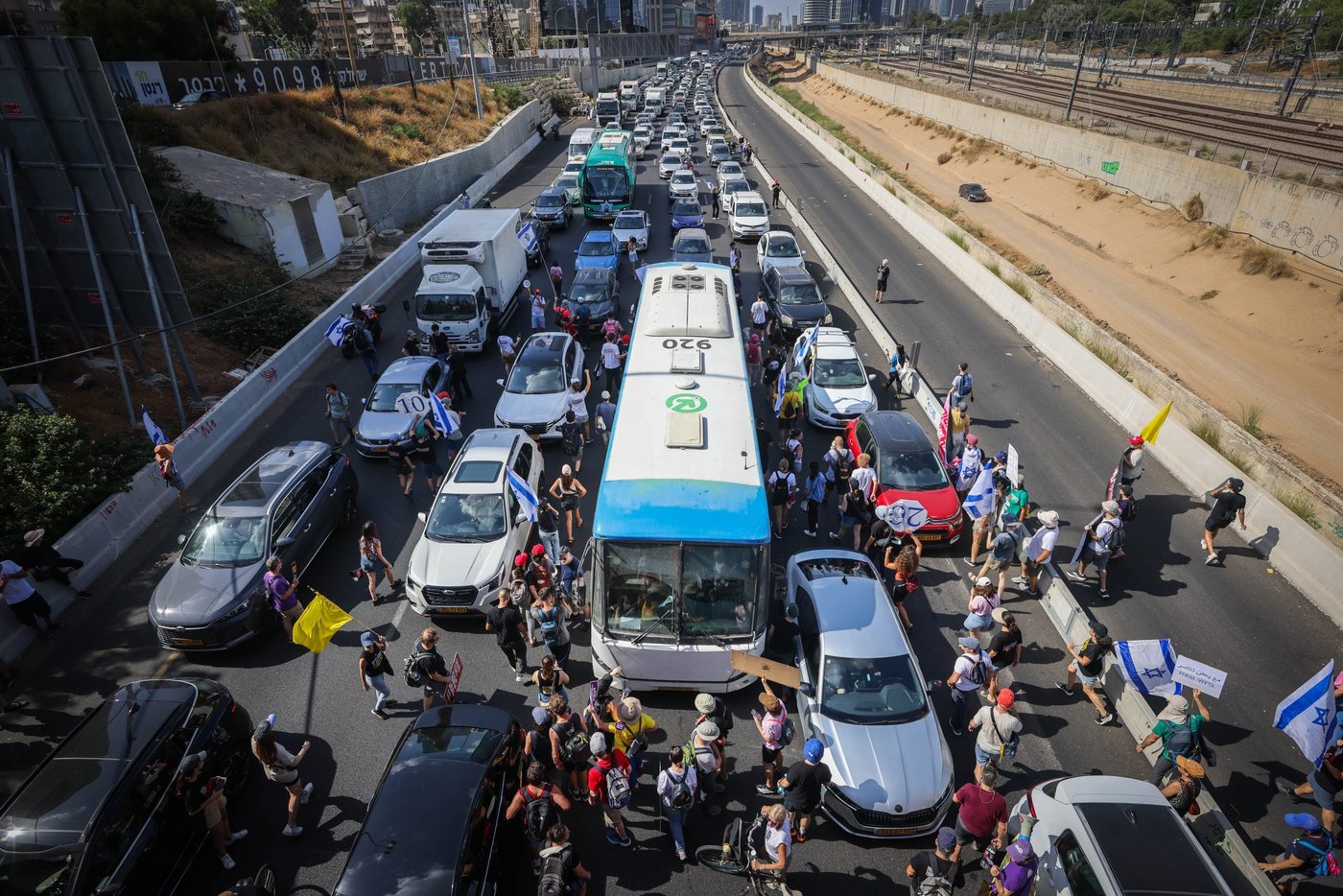 שני חשודים עוכבו לאחר שחסמו את נתיבי איילון