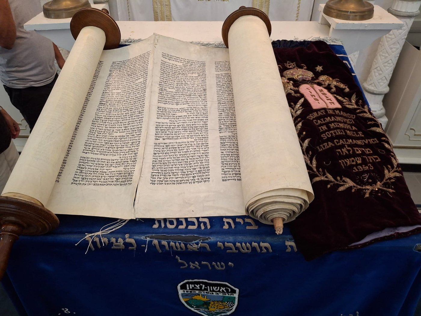 בלעדי: ספרי התורה שהוחבאו בשואה נמצאו אחרי 80 שנה