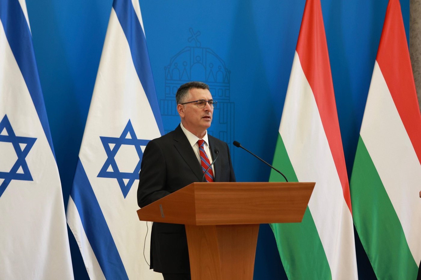 סער בהונגריה: "כל מדינה חייבת לעשות בחירה ברורה"