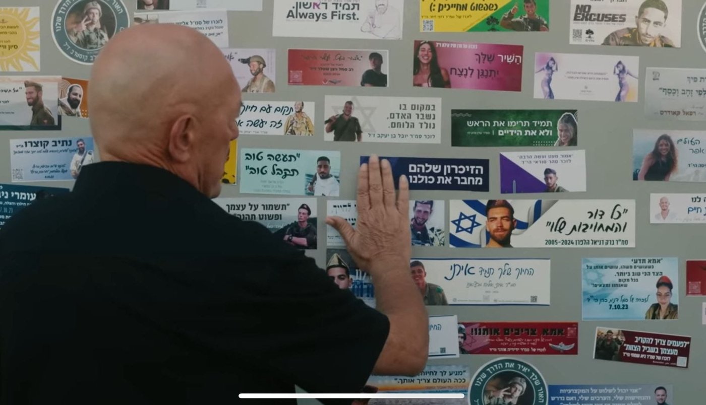 דרישת שלום: שלומי שבת בשיר שמורכב ממשפטי הסטיקרים של הנופלים