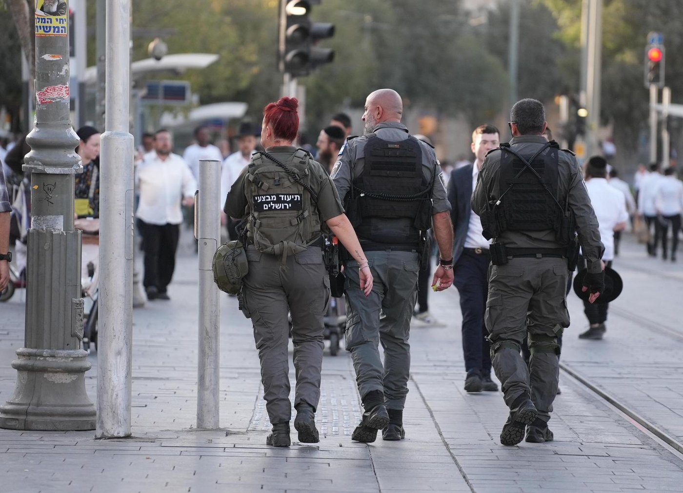 אלימות חמורה: שוטר נפצע מאבן שזרקו לעברו מפגינים חרדים