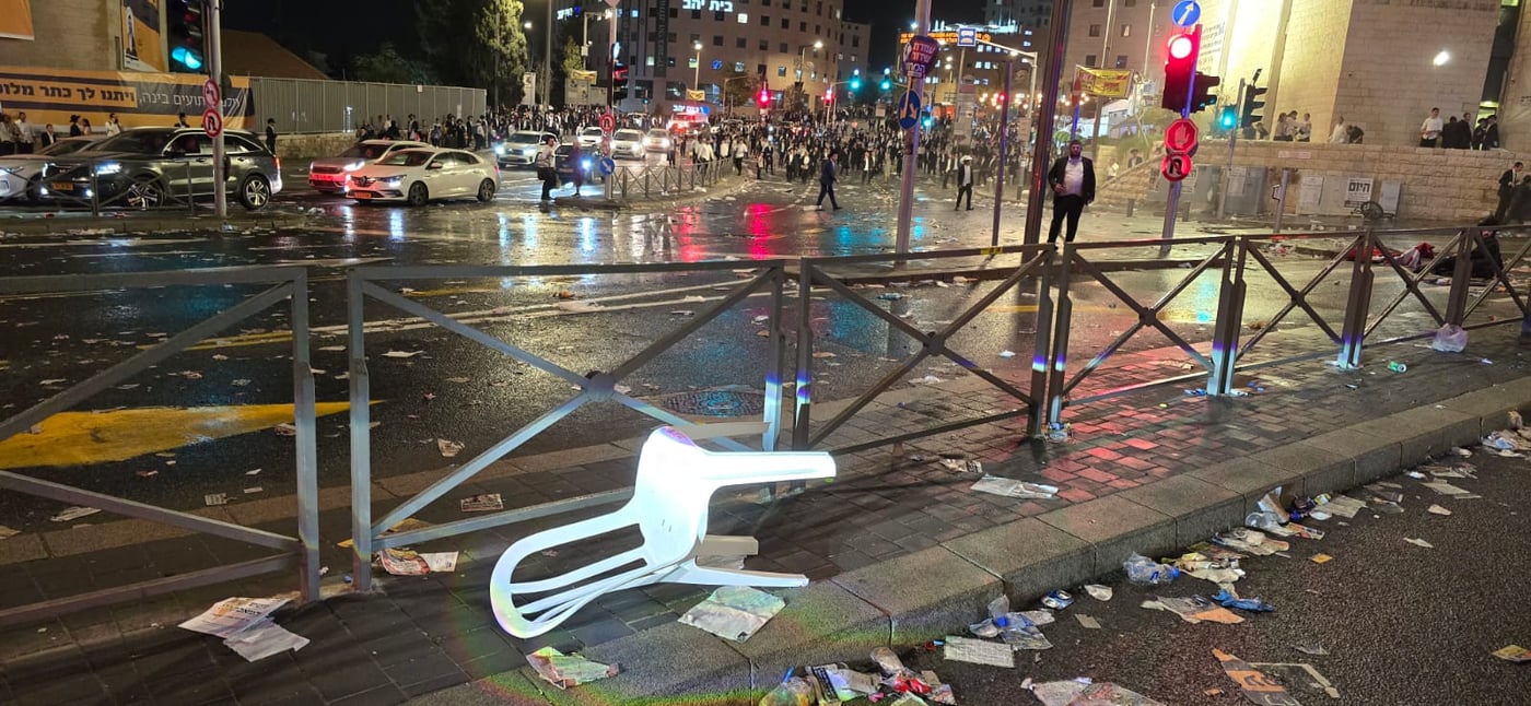 השליכו אבנים וגדרות ופצעו שוטר: צפו בהתפרעות בהפגנת החרדים