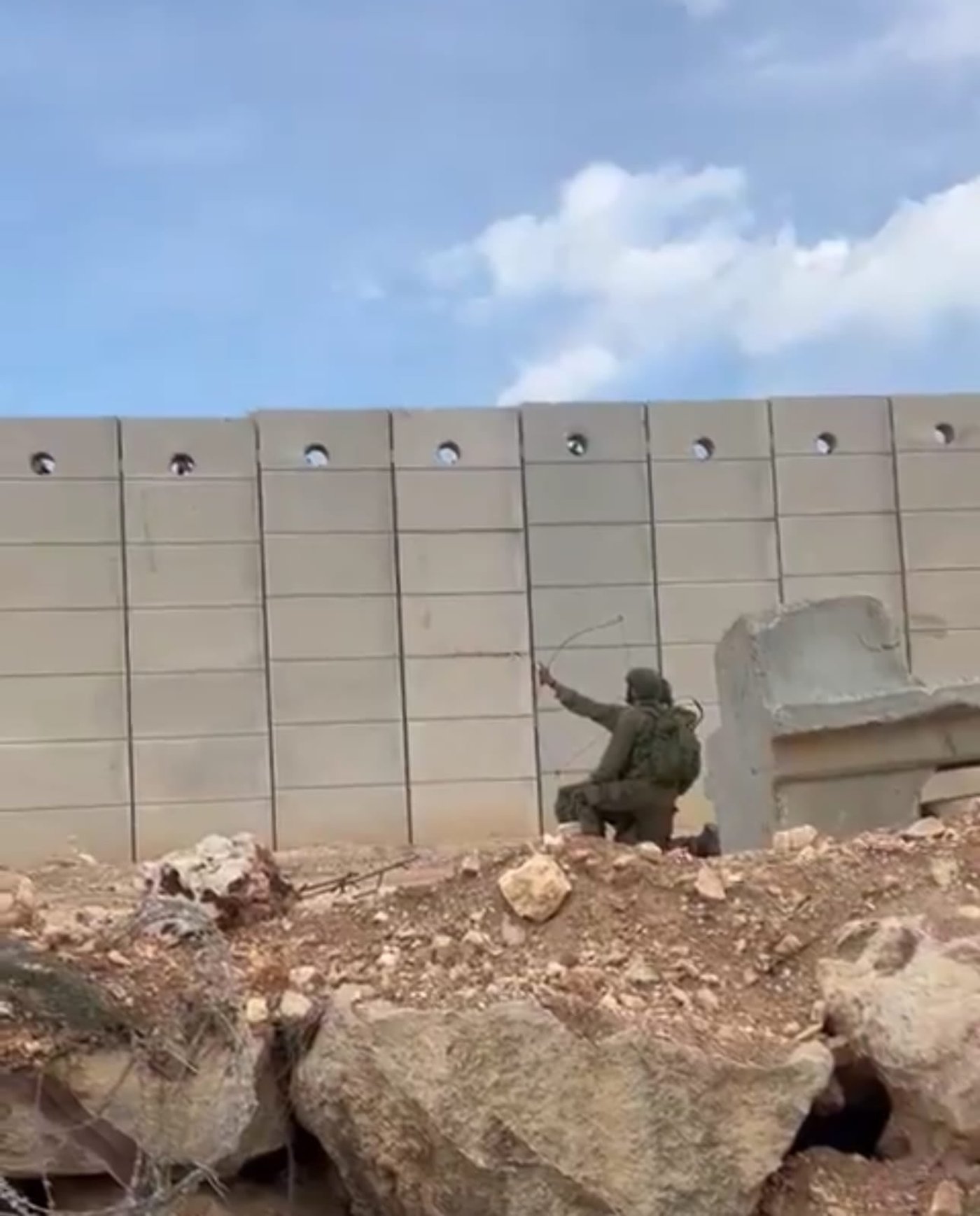 חוזרים לימי הביניים: חיילים יורים בחץ וקשת לעבר לבנון