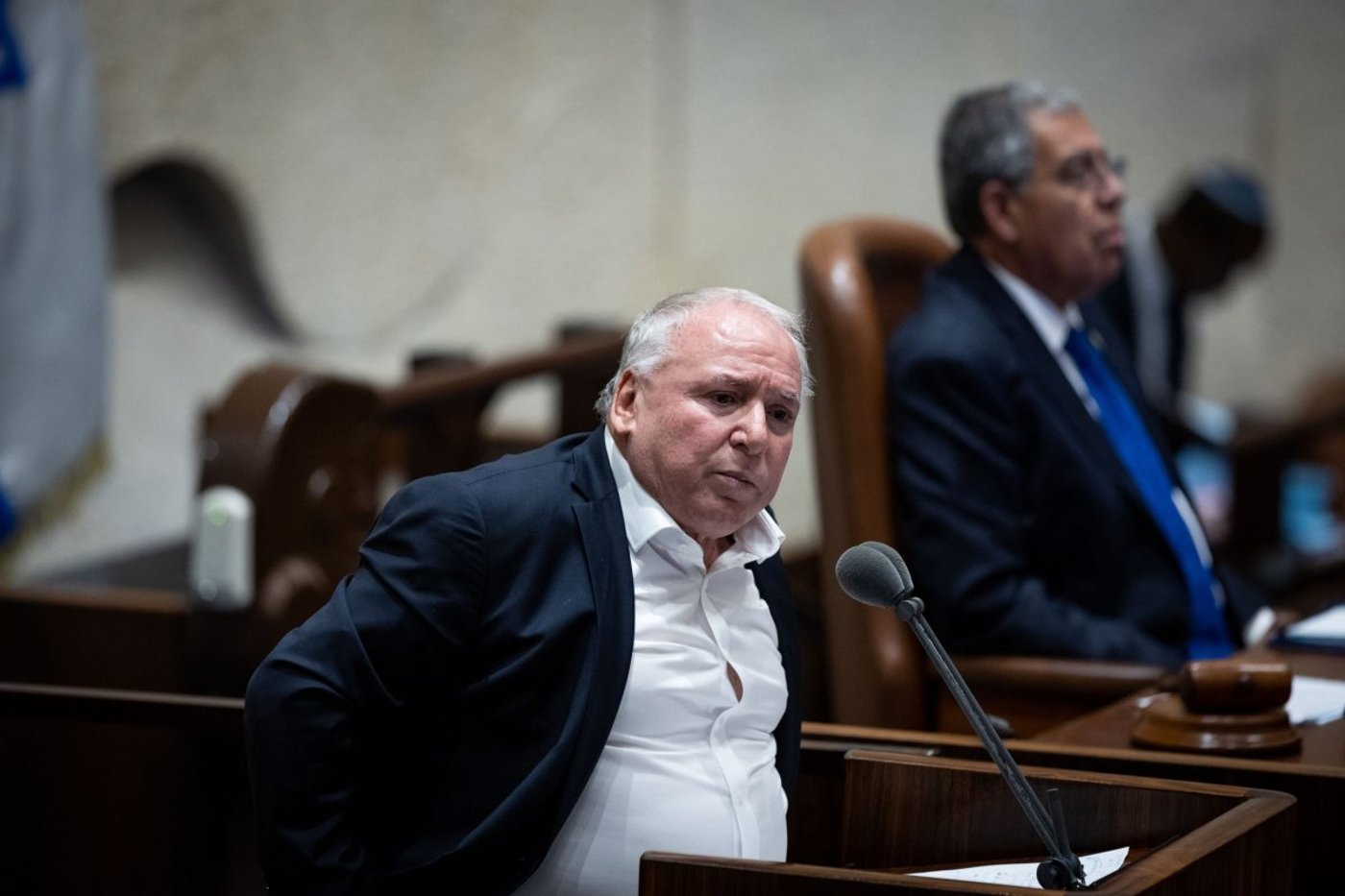 הראשון מהליכוד: השר אמסלם נגד המשואה לשרה נתניהו