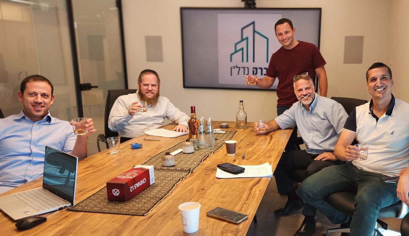 דוד מאיר הי"ד עם חבריו לעבודה