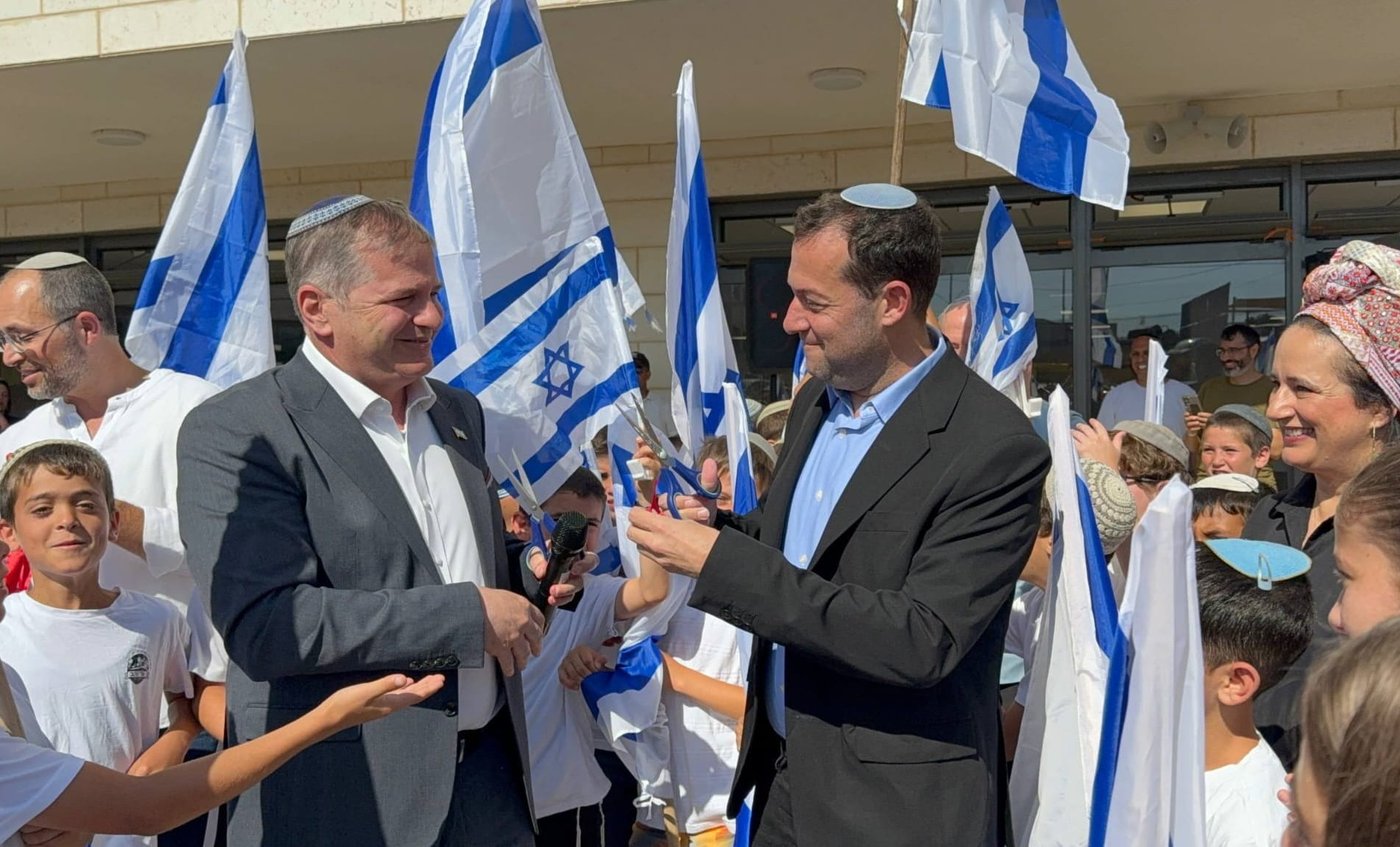 קיש ודגן חונכים את בית הספר בעלי זהב
