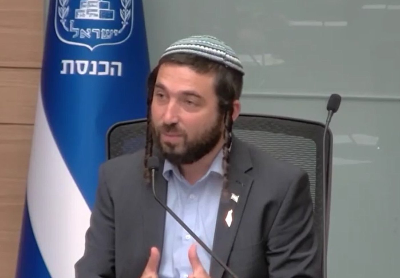 סוכות במתקפה על בנט