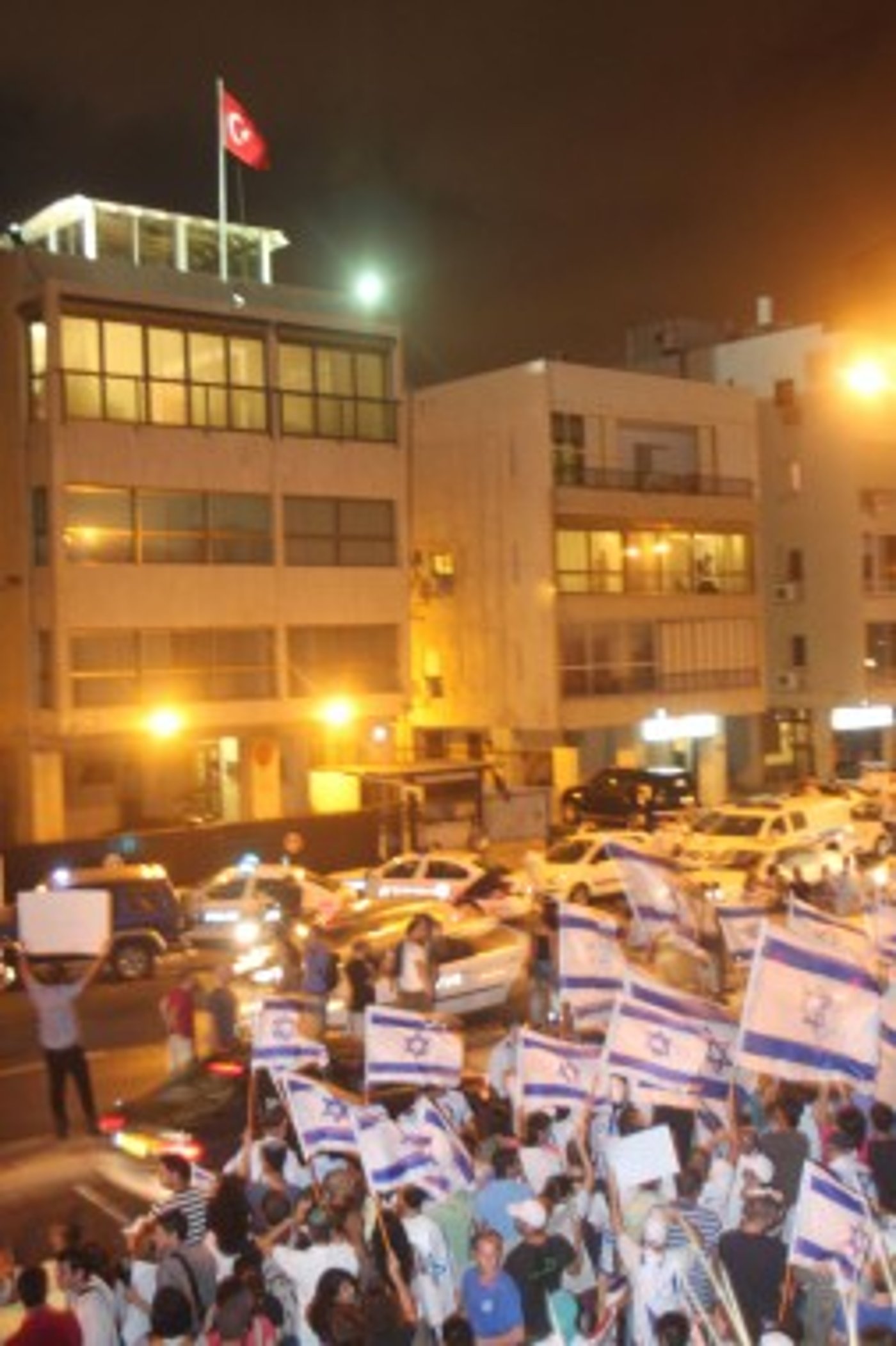 נקודת האור של השבוע: אלפי ישראלים יצאו לרחובות