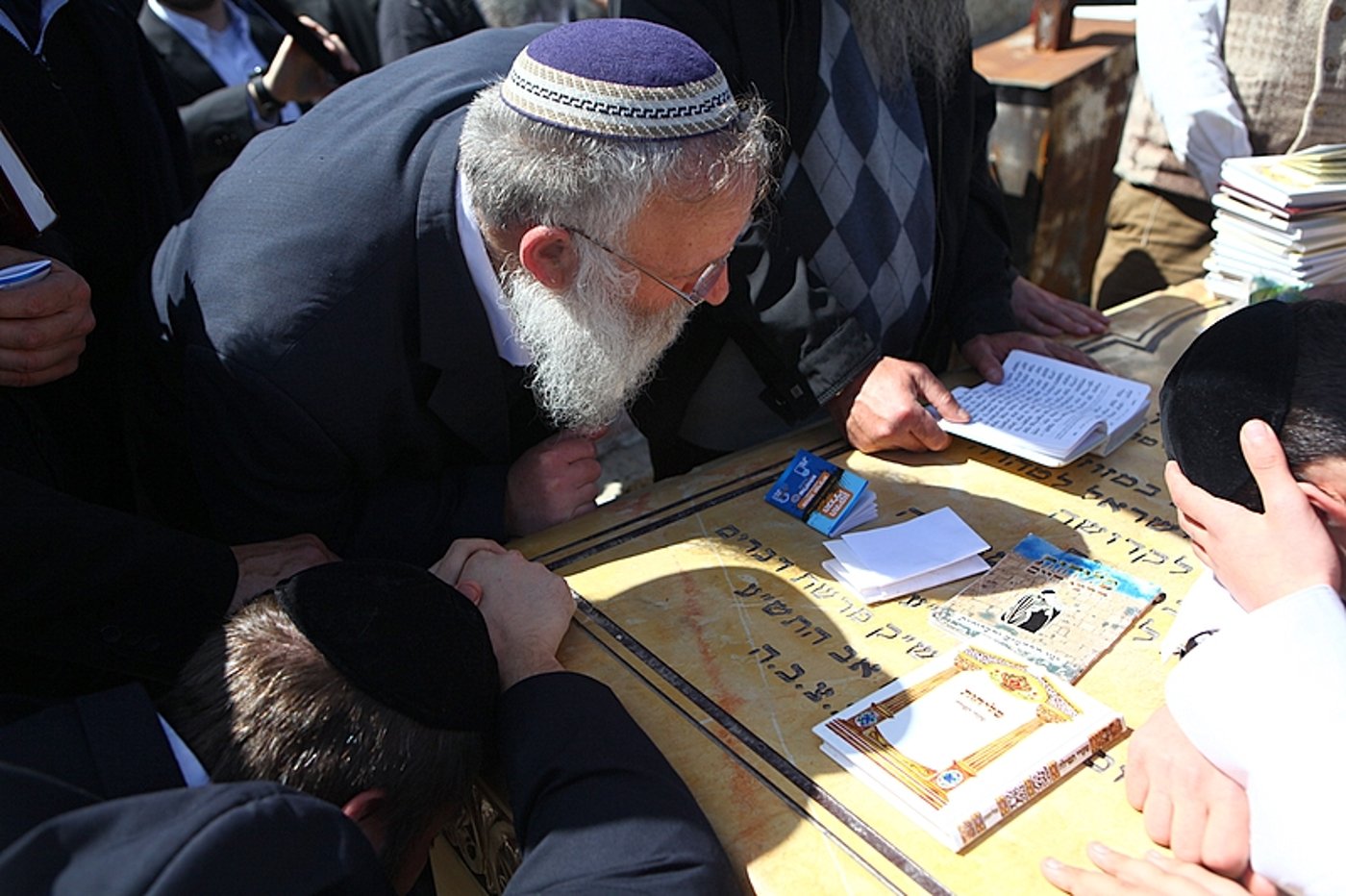 מאות באו למחות על הפגיעה בציונו של הרב משה בן טוב