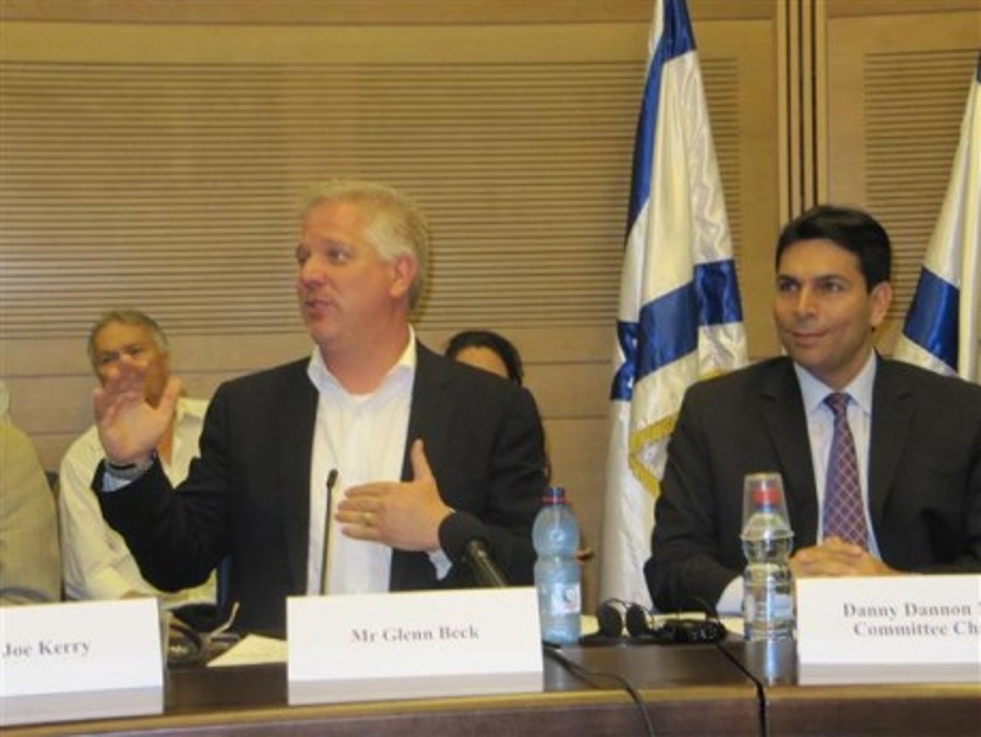השדר גלן בק: אל תשחקו את המשחק של התקשורת