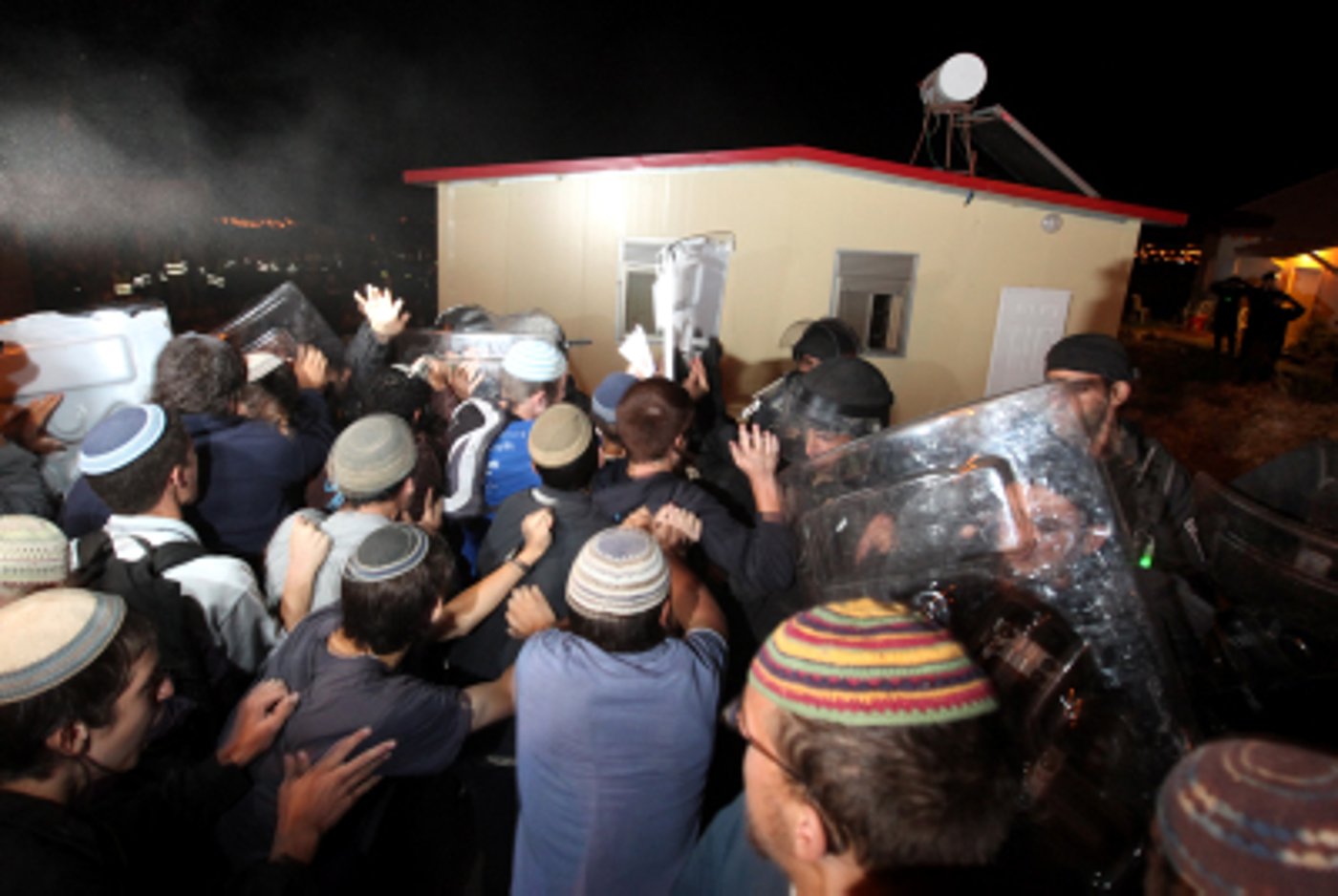תמונות ממגרון: התפילות, ההתנגדות, העצב וההרס