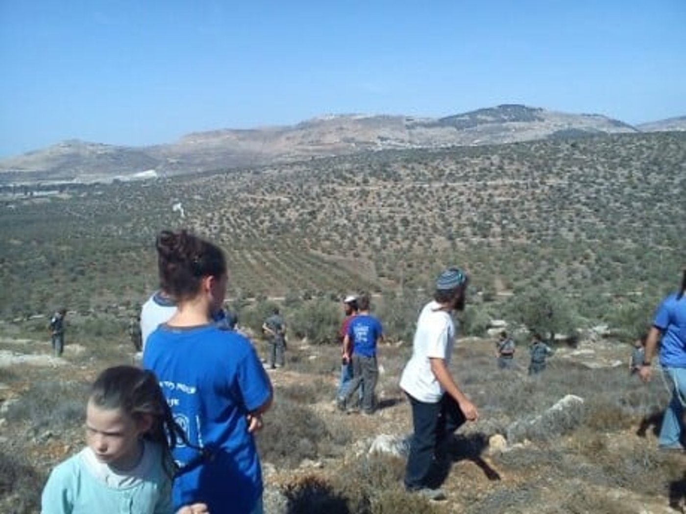 תמר פוגל מפגינה נגד המסיק של משפחת הרוצחים