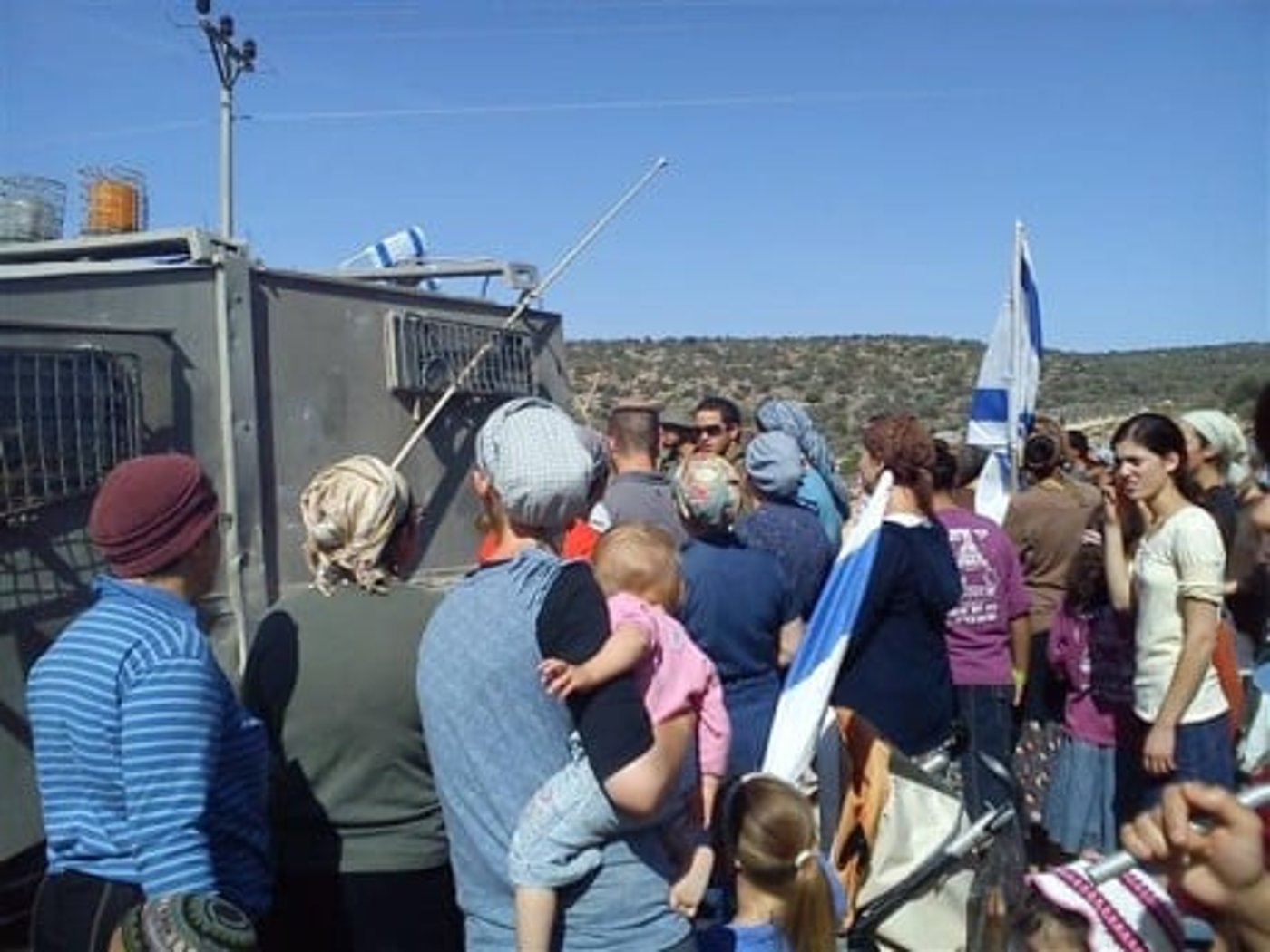 תמר פוגל מפגינה נגד המסיק של משפחת הרוצחים
