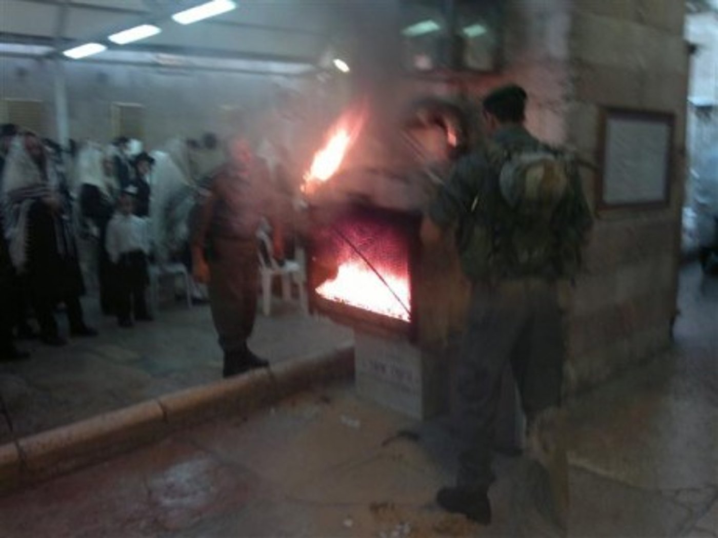 שרפה פרצה במערת המכפלה שפונתה חלקית ממתפללים