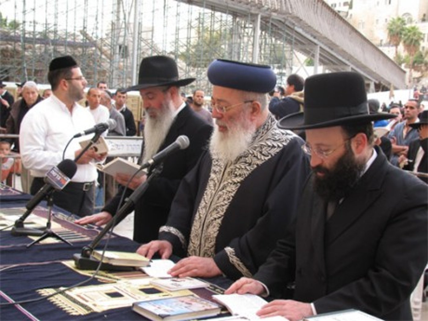 אלפים בכותל המערבי בתפילה לשלום חיילי צה"ל