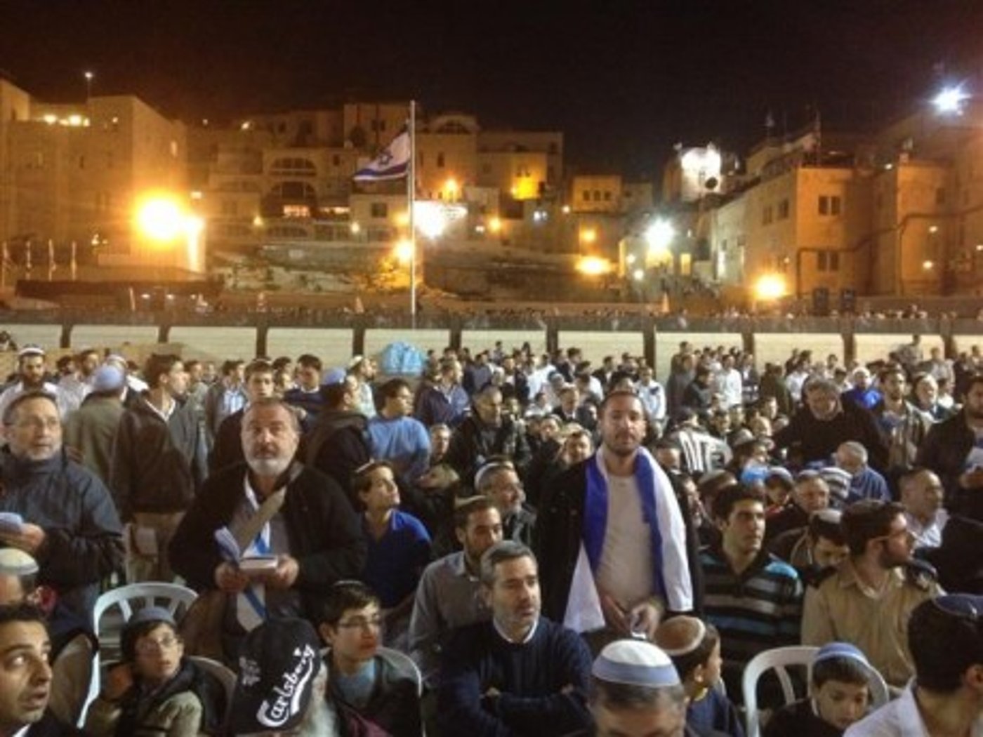 ליל יום העצמאות: רחבת הכותל מלאה בהמוני מתפללים
