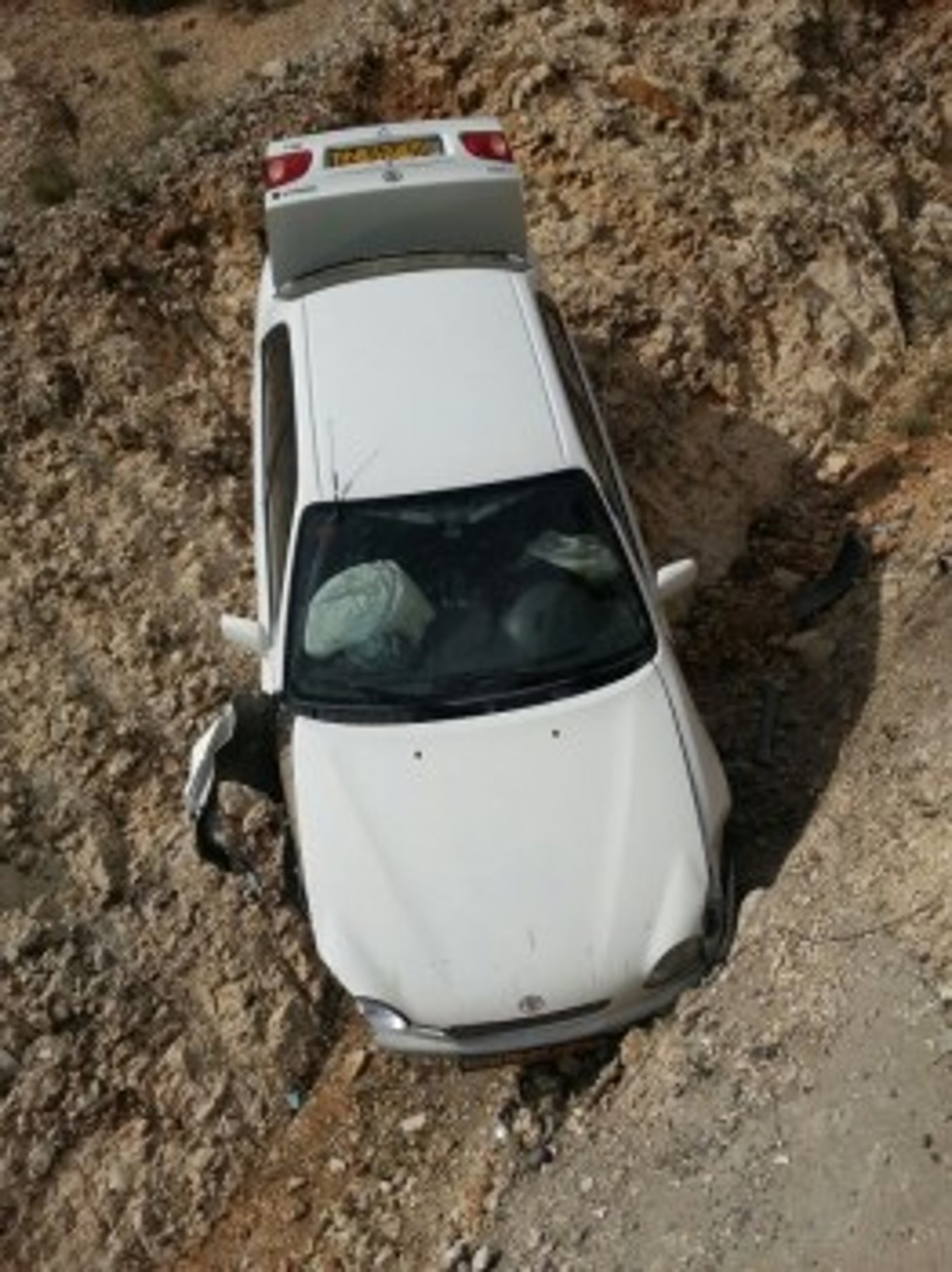 רכב נרגם באבנים; הנהג סטה מנתיבו; בנס אין הרוגים