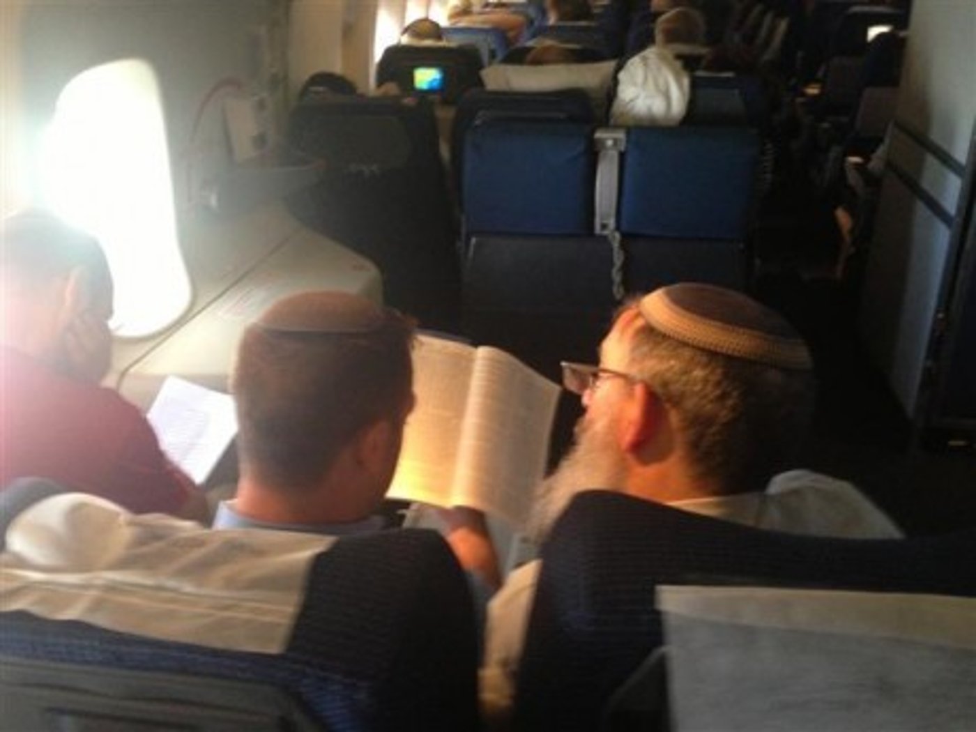 ובינתיים: הרב סתיו לומד דף יומי במטוס לארה"ב