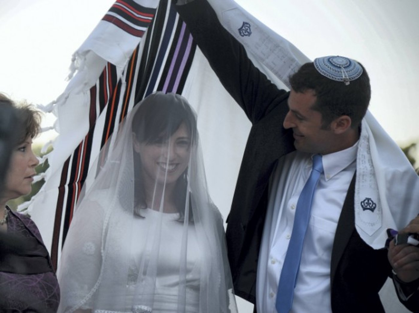 הכלה הטרייה ציפי חוטובלי-אלון: "אנחנו מאושרים"