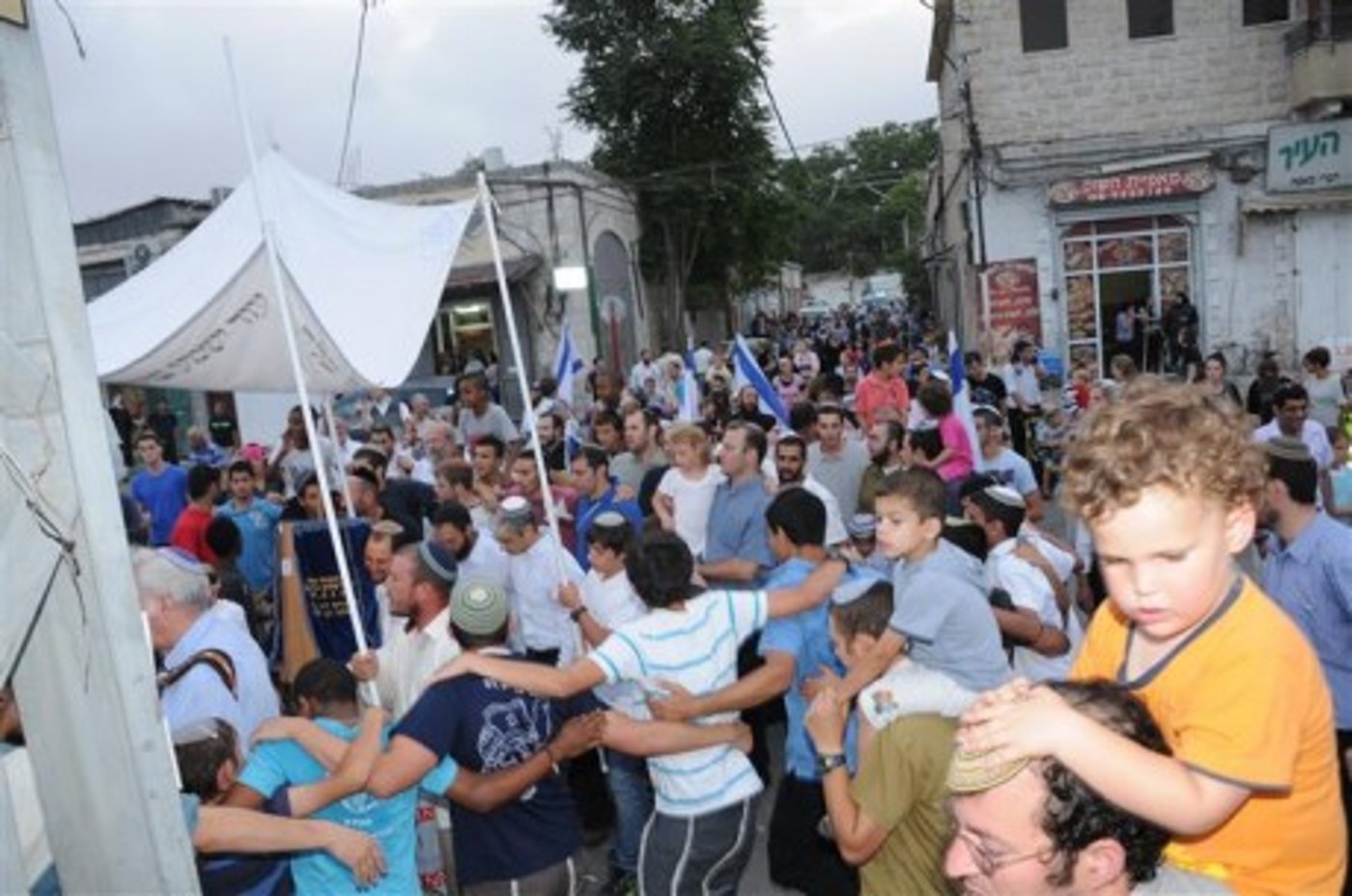 אחרי עשרים שנה: בית הכנסת השרוף חוזר לפעילות