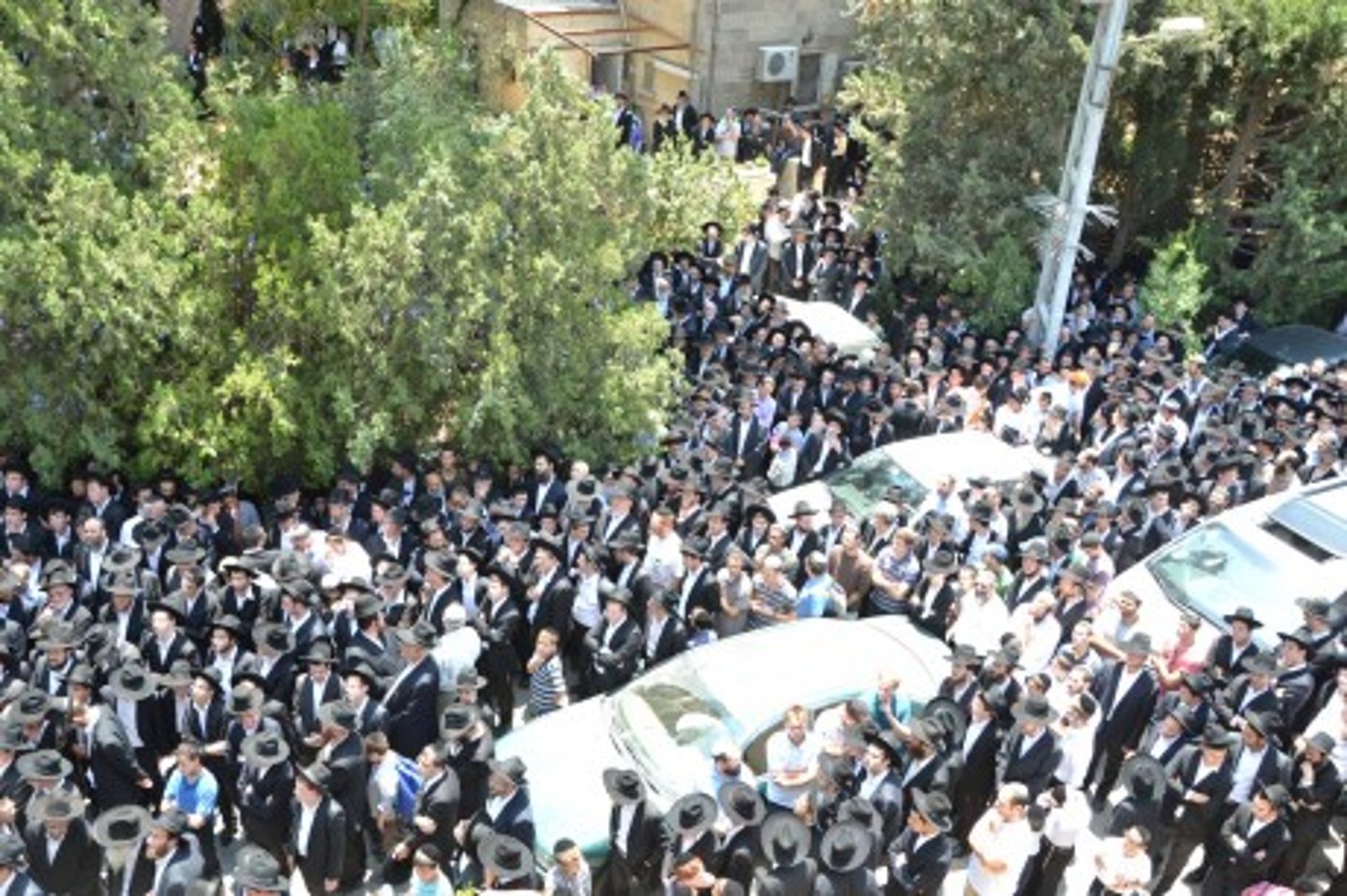 גלריה: אלפים בהלווית הרב יהושע נויברט זצ"ל