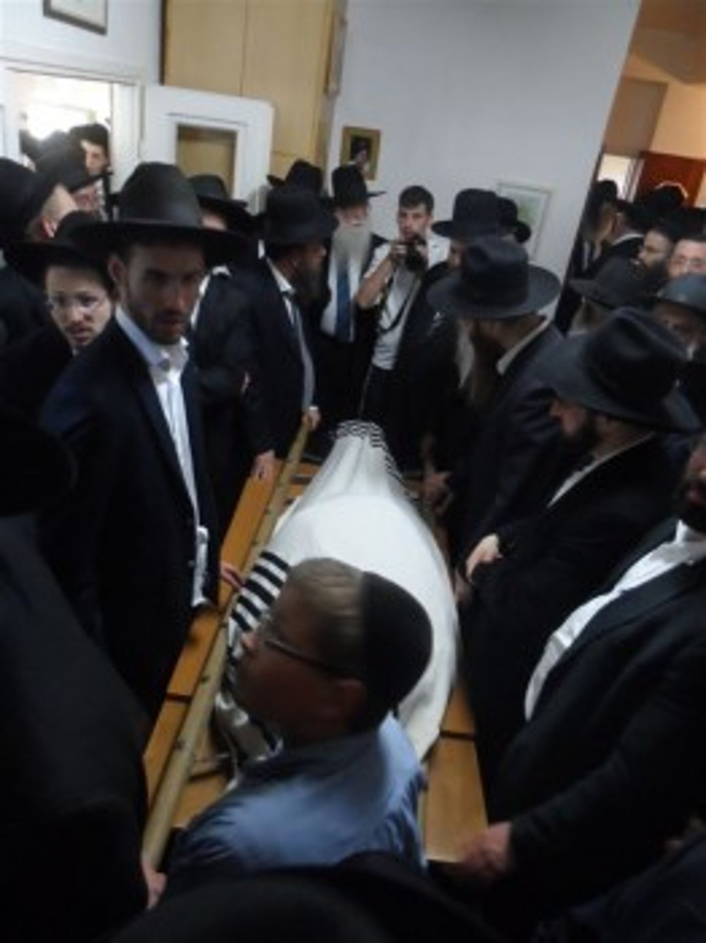 גלריה: אלפים בהלווית הרב יהושע נויברט זצ"ל