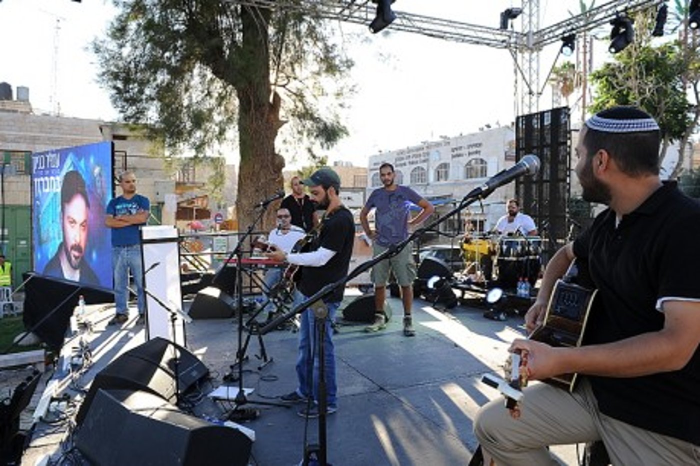 כך נראה המופע הענק של עמיר בניון ליד מערת המכפלה