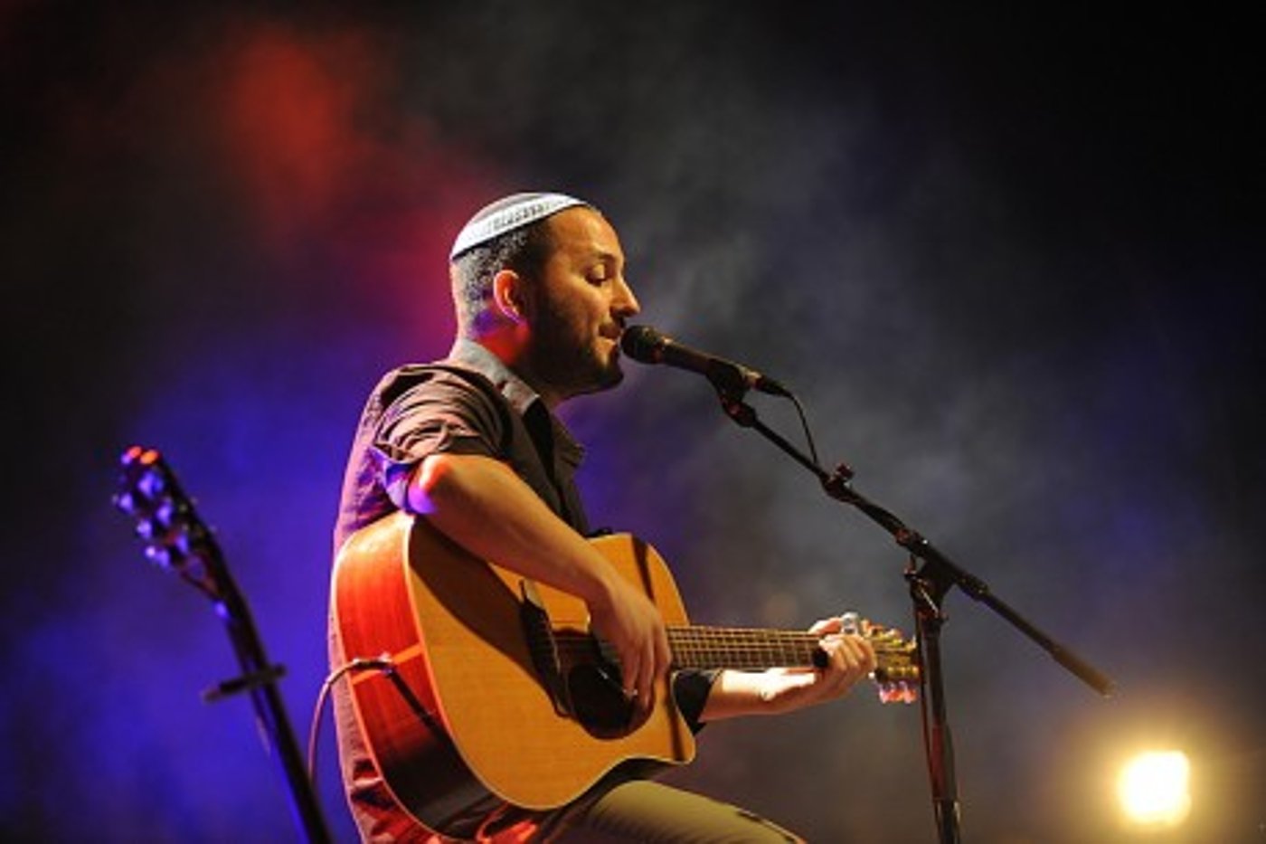 כך נראה המופע הענק של עמיר בניון ליד מערת המכפלה