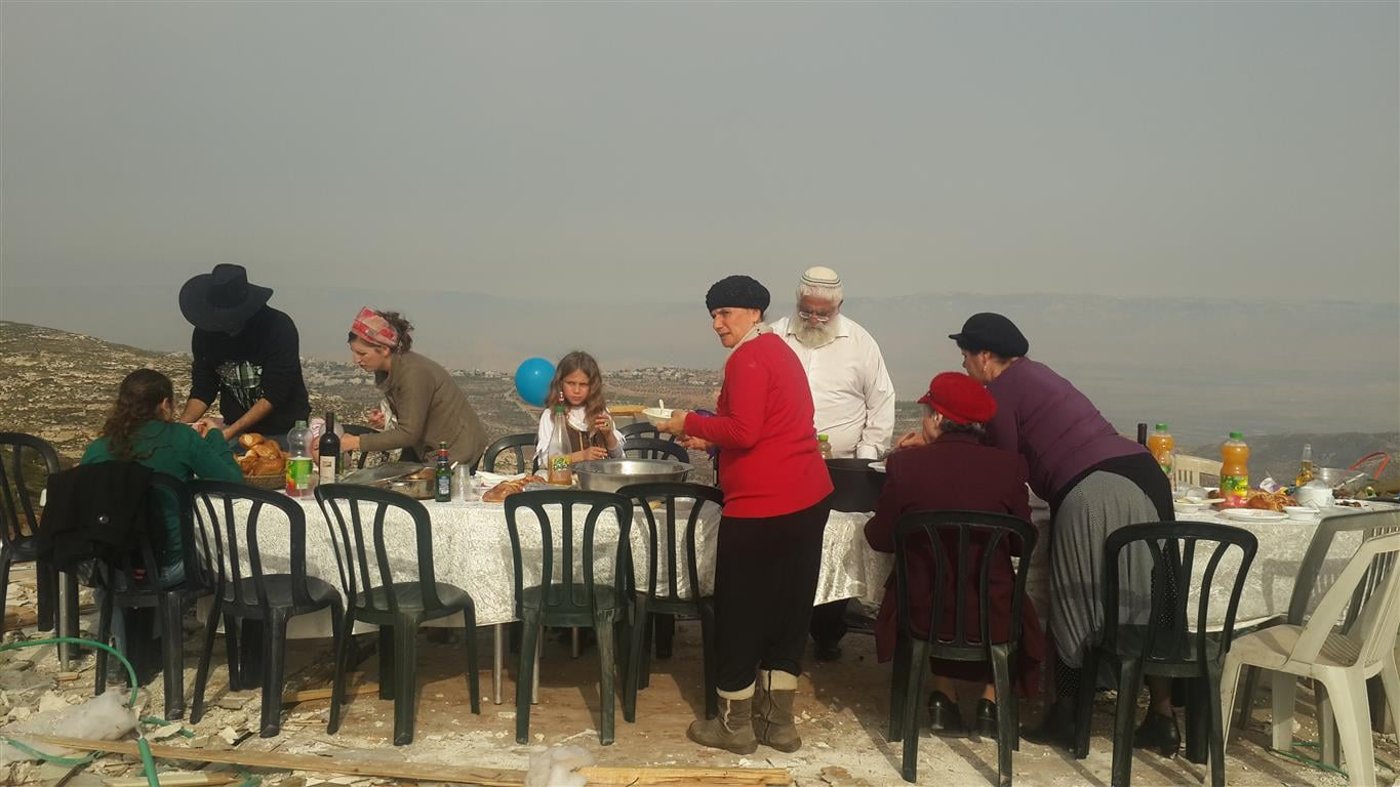 לא נכנע: שגיא קייזלר קיים את סעודת הפורים בהריסות ביתו