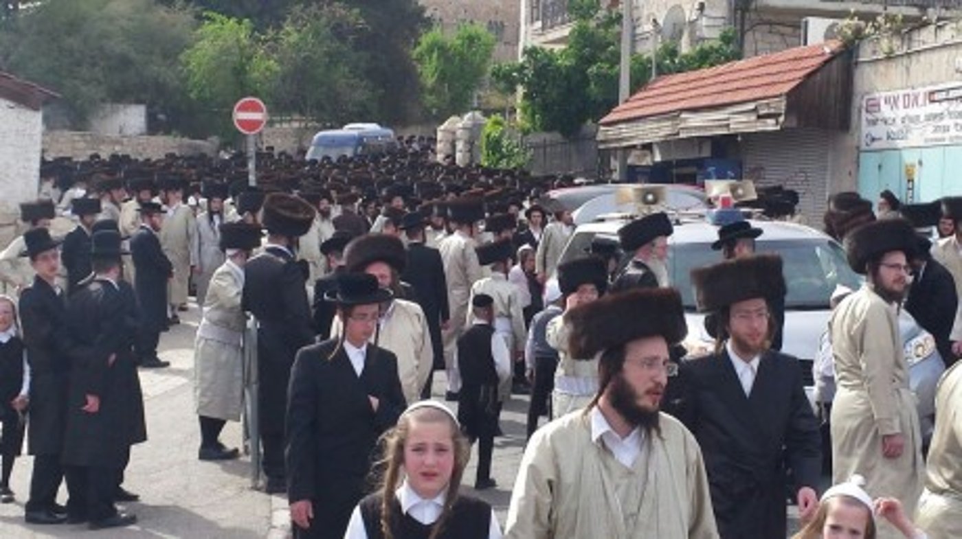 אלפים בלווית הבחור יצחק סאמט ז"ל. גלריה