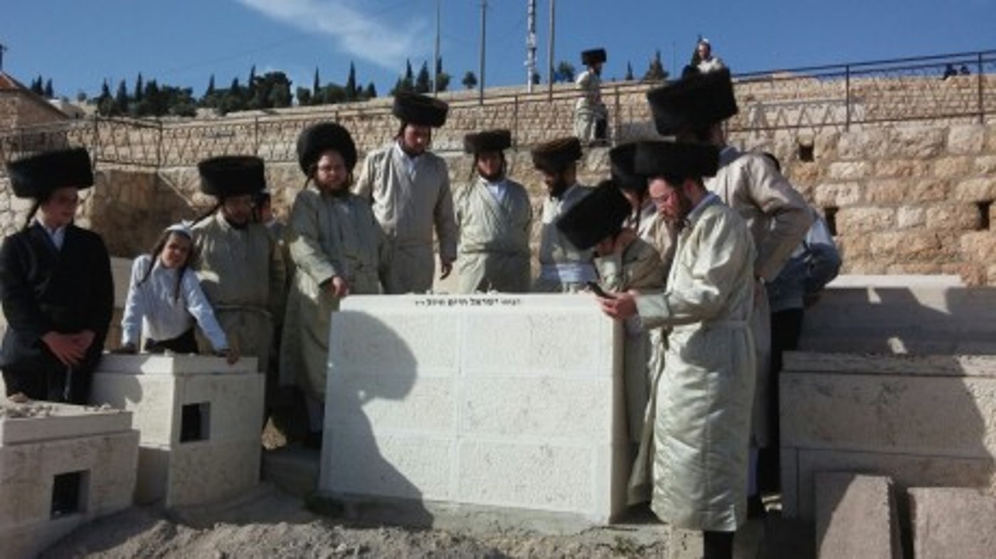 אלפים בלווית הבחור יצחק סאמט ז"ל. גלריה