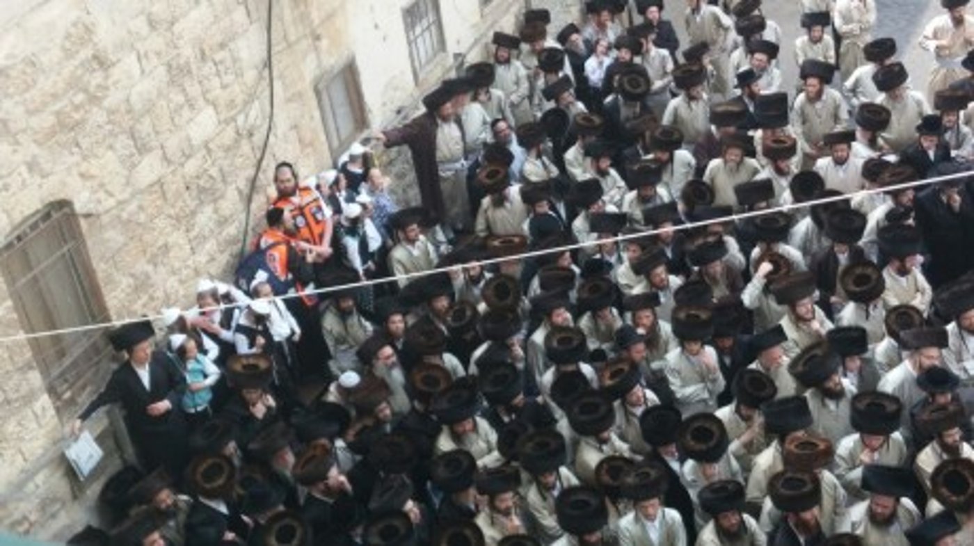 אלפים בלווית הבחור יצחק סאמט ז"ל. גלריה