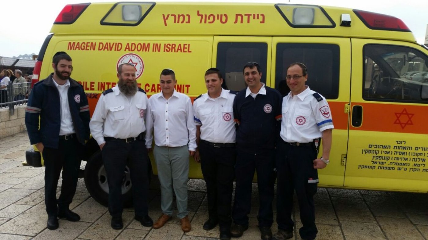 צוות מדא דוד דלפן עם נאור בן עזרא ברחבת הכותל. (דוברות מד"א)