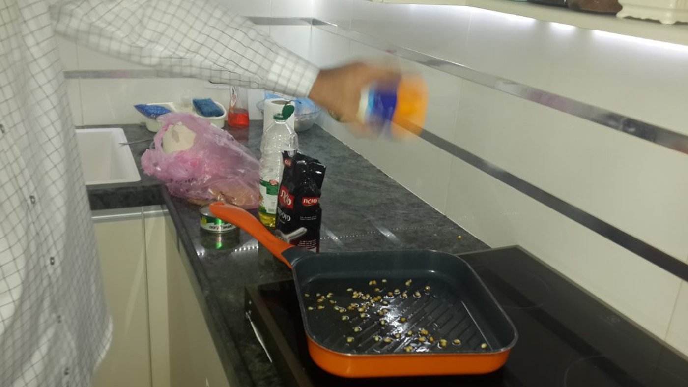 יהודה בוזק מלח על הגרעינים שכבר על הפלנצ'ה