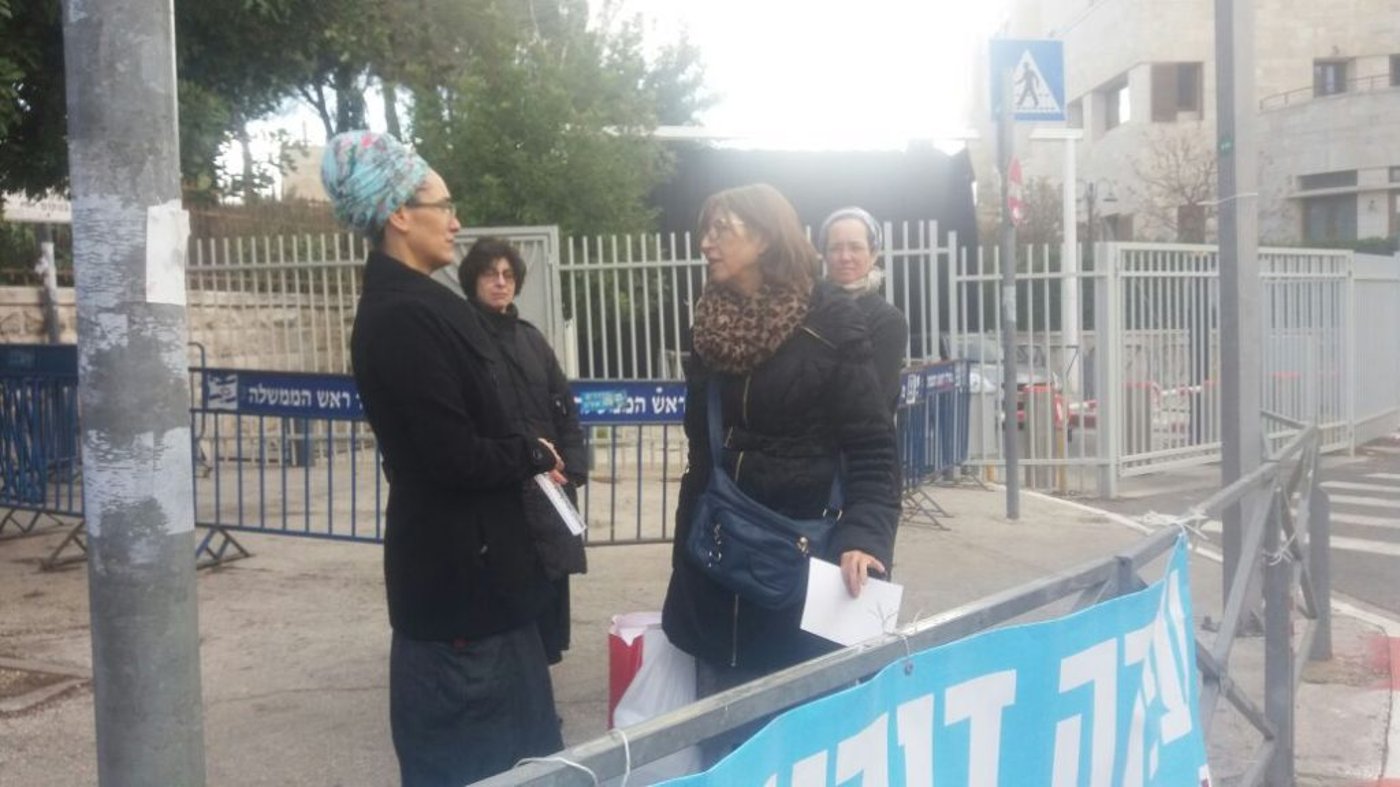 קבלת שבת מול בית רוה"מ: עפרה מחכה לנתניהו